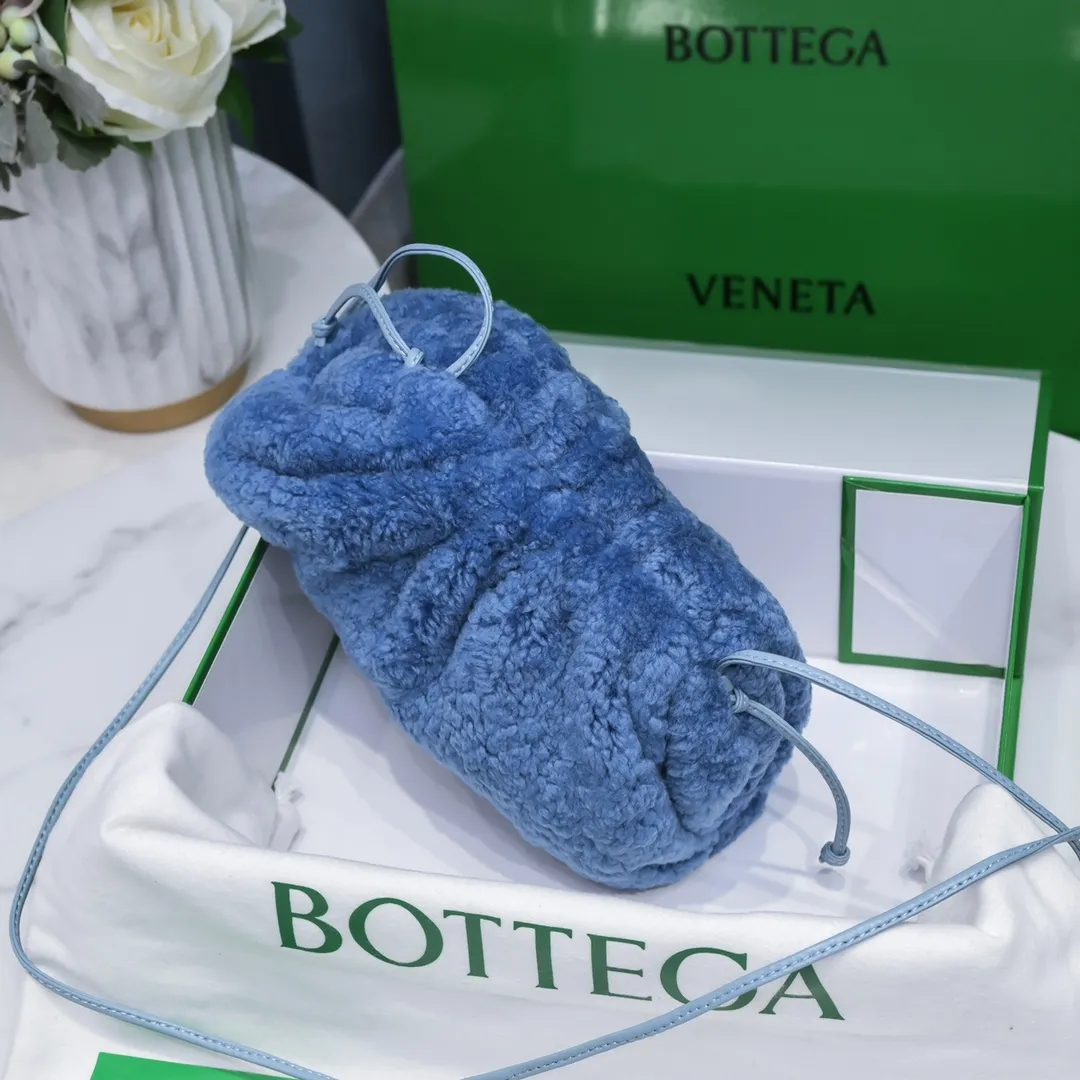 The small haze blue 🐱 BV pouch cloud bag is a fluffy version. It’s here, it’s here, it’s here with the fluff. You’ll know how cute it is when you see the real thing! The soft and fluffy feel is really great. Rua, this year’s furry style, I stand on bv! ! Whether it is a jodie cloud bag or a tote, not all curly teddy fur can be used to make goods. The curl size of the fur directly affects the similarity of the entire bag. Material: full fur and lambskin ➕ lambskin lining is much more expensive than full leather! Again, if you don’t want to develop ZP, of course you have to be willing to spend money ~ 22*13*5cm